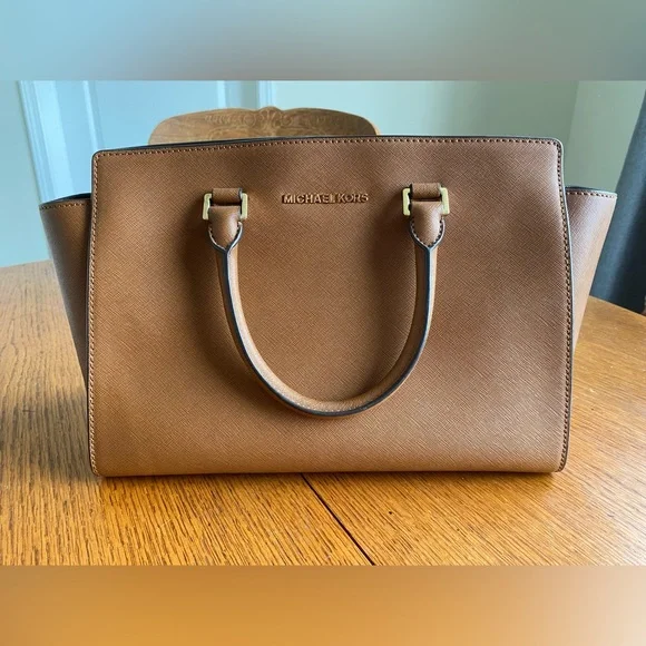 Michale Kors Purse - Picture 2 of 6